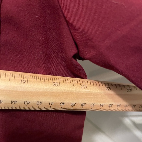 Figs Men’s Medium Leon Scrub Top in Burgundy - Picture 7 of 7